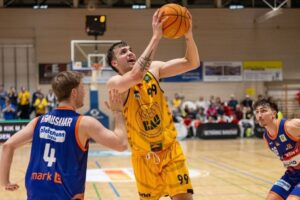 Aitor Pickett jugando con el Knights Kirchheim en la segunda división de Alemania.