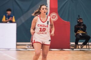 Bárbara Cpusiño, capitana de la selección chilena, durante el juego ante Ecuador por la reclasificación del Sudamericano femenino de básquetbol.