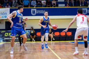 Sebastián Carrasco, base de Básquet UdeC, en un juego de la LNB 2024.