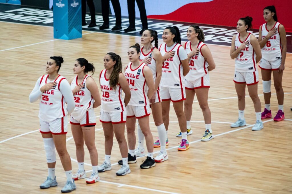 La selección femenina de Chile durante el himno nacional en el partido ante Paraguay por el quinto lugar del Campeonato Sudamericano,