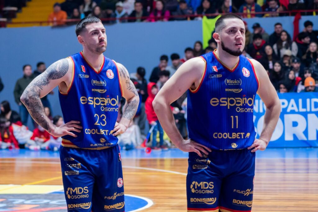 Carlos Lauler y Barham Amor, jugadores de Español de Osorno, durante las Finales de la LNB 2024.