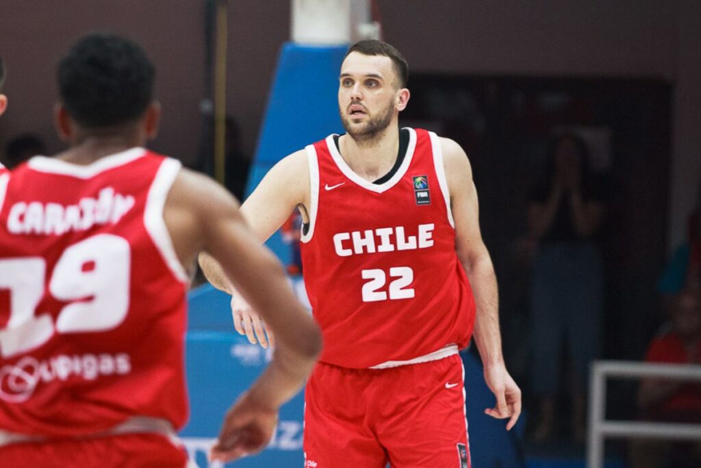 Felipe Haase jugando por la Selección de básquetbol de Chile.