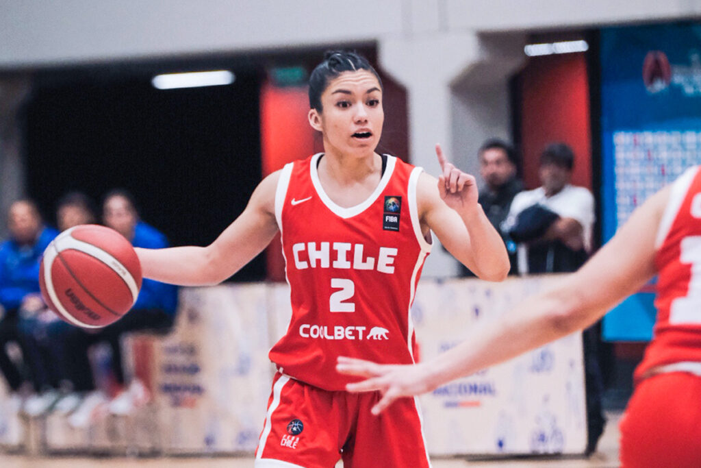 La base Javiera Campos jugando por la Selección de Chile en el Sudamericano femenino de básquetbol