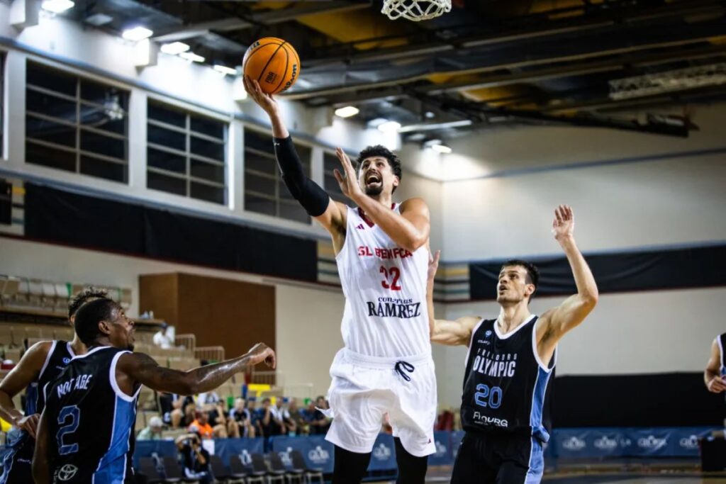 Nicolás Carvacho con el Benfica en la ronda clasificatoria de la Basketball Champions League (BCL) 2024.