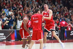 La selección de básquetbol de Chile celebra en el Coliseo Antonio Azurmendy de Valdivia.