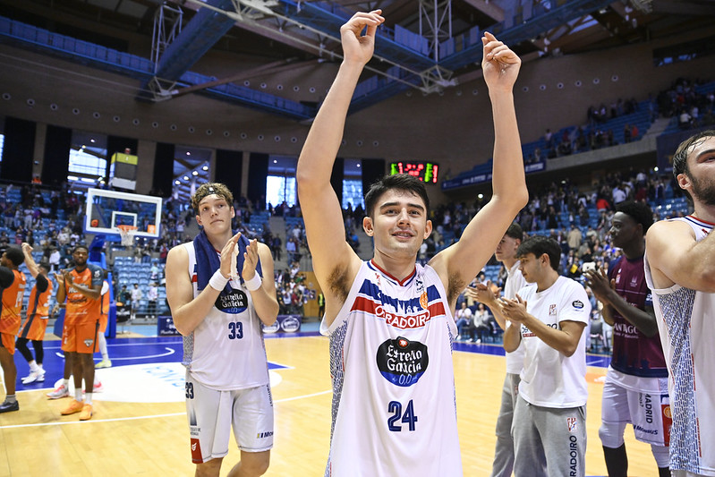 Ignacio Varela Arroyo con el Monbus Obradoiro.