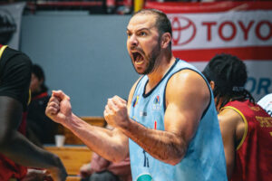 Juan Fontena celebra en la victoria de ABA Ancud sobre Español de Osorno por la Liga Sudamericana de Baloncesto (LSB).