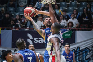 Nacional de Uruguay ante Santa María de Ecuador en la Liga Sudamericana de Baloncesto (LSB) 2024.