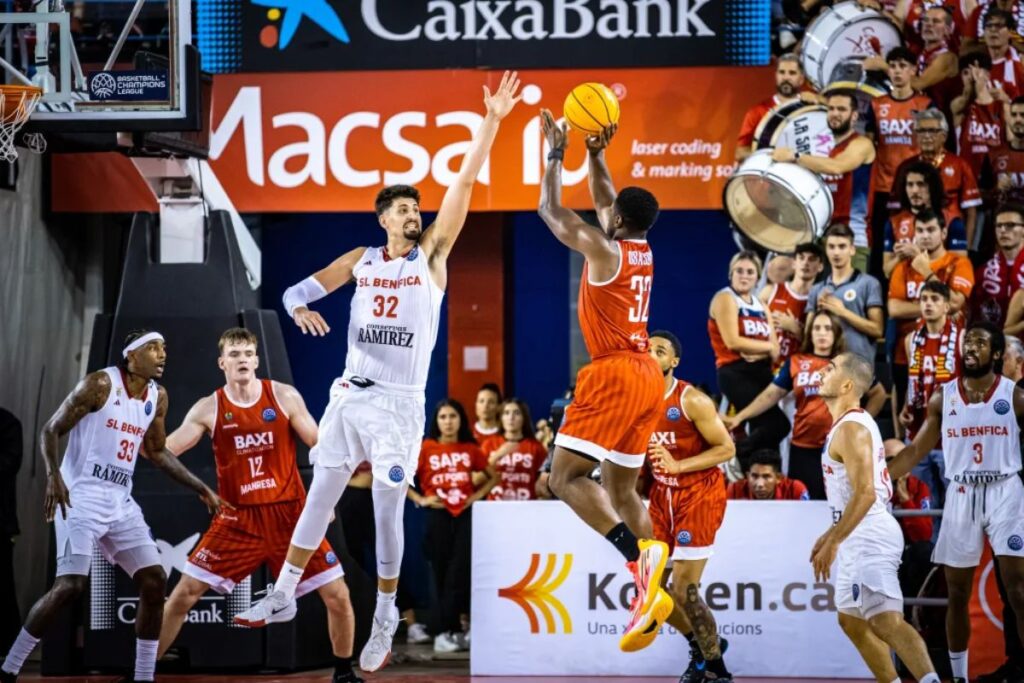 Nicolás Carvacho junto al Benfica en la Basketball Champions League (BCL) 2024.