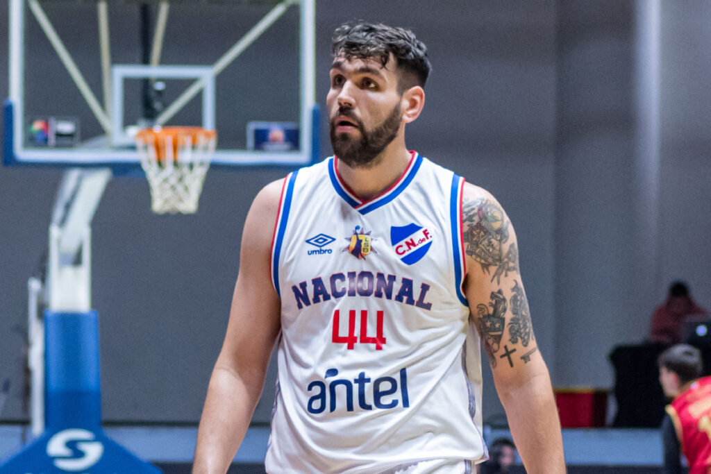 Manny Suárez jugando por Nacional (Uruguay) en la Liga Sudamericana de Clubes.