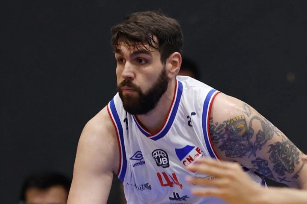 Manny Suárez jugando por Nacional Basketball en la Liga Uruguaya.