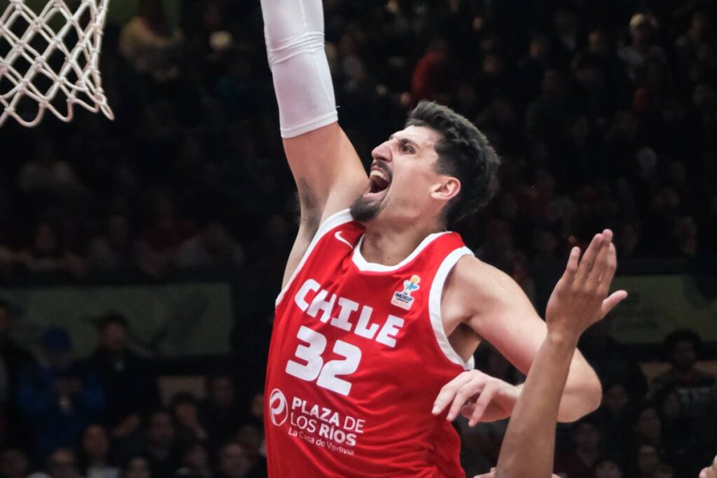 Nicolás Carvacho jugando por la Selección de Chile ante Colombia en el Clasificatorio a la AmeriCup 2025.