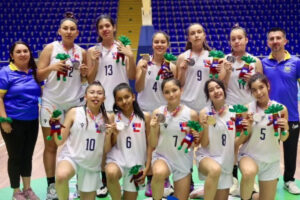 Selección U14 de baloncesto de Chile tras obtener la medalla de plata en los Juegos Sudamericanos Escolares Bucaramanga 2024.