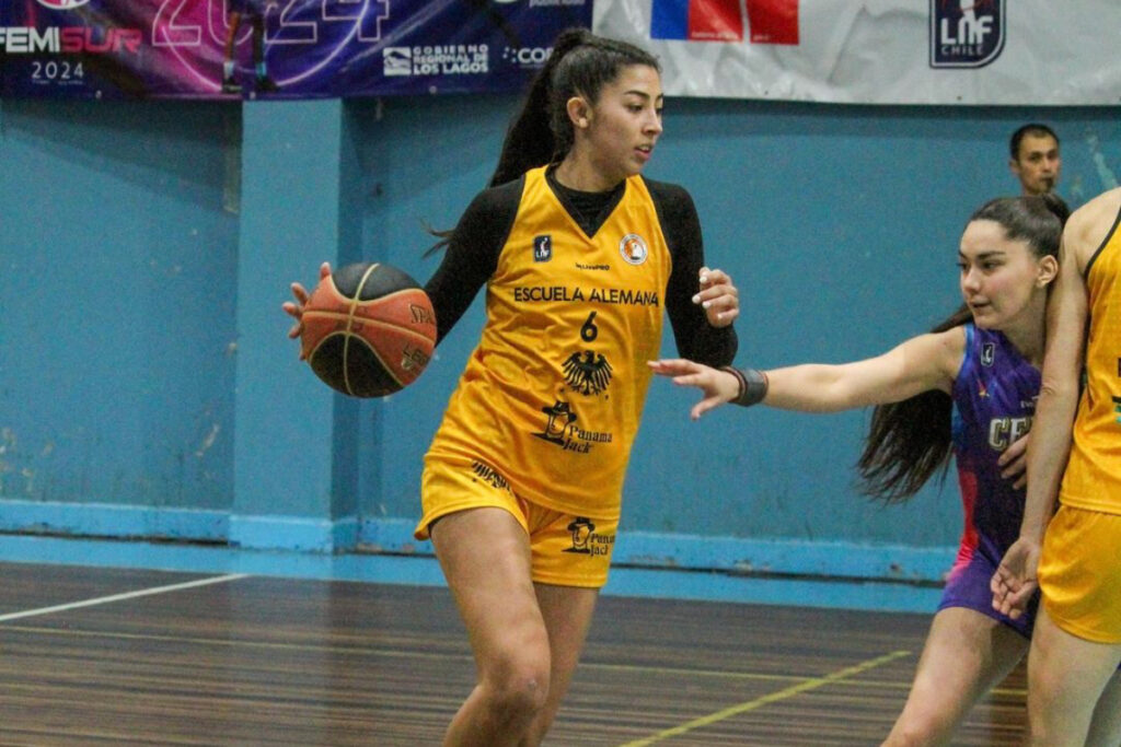 Fernanda Ovalle jugando por Escuela Alemana de Paillaco en la Liga Nacional Femenina.