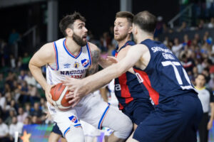 Manny Suárez jugando por Nacional en la final de la Liga Sudamericana de Baloncesto 2024.