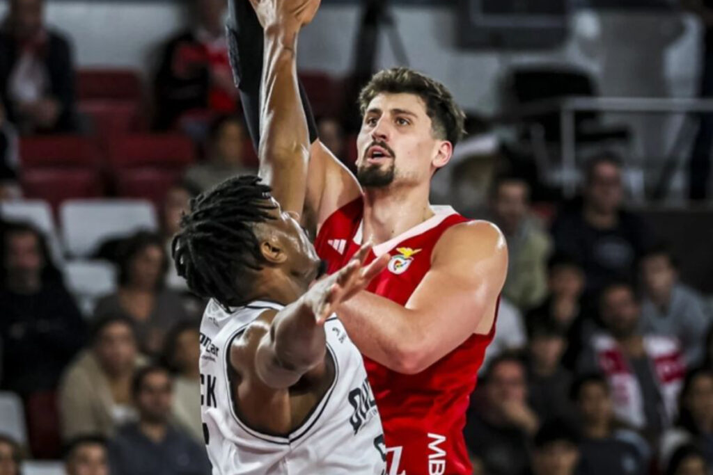 Nicolás Carvacho jugando por el Benfica en la Liga de Portugal.