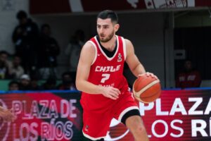 Sebastián Herrera jugando por la selección chilena de básquetbol.