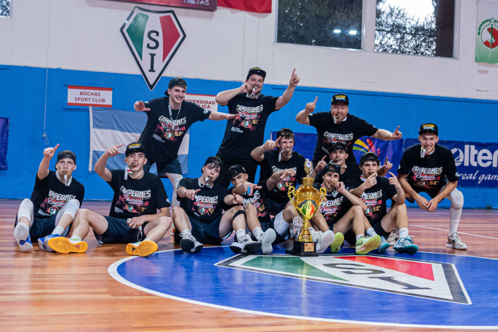 Bochas Sport celebra tras ser campeón del 52° Campioni del Domani jugado en Stadio Italiano.