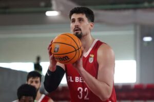 Nicolás Carvacho jugando por el Benfica en la Liga Portuguesa de Basquetbol.