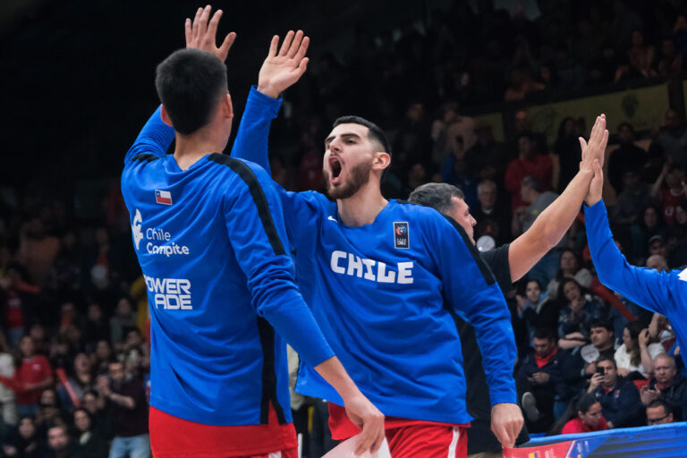 La selección de básquetbol de Chile en el Coliseo Antonio Azurmendy de Valdivia.
