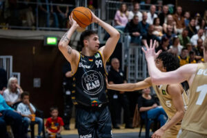 Aitor Pickett jugando con Kirchheim Knights en la ProA de Alemania