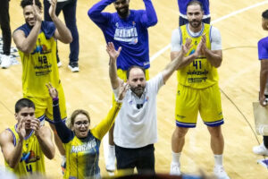 Clauido Jorquera campeón de conferencia con Marinos de Oriente
