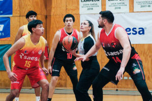 Partido inaugural de la Liga Saesa 2025 entre los equipos de Las Ánimas y Español de Osorno.